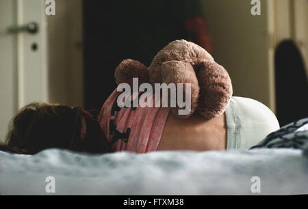 Mädchen schläft mit ihr Teddy Bär Stockfoto