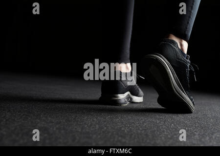Nahaufnahme der Frauenbeine in Trainer im Fitness-Studio Stockfoto