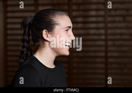 Porträt einer jungen Frau im Fitness-Studio zu lachen Stockfoto