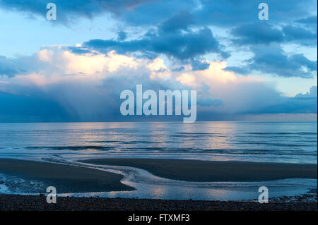 Wolkenlandschaft über Meer, Normannen Bay, East Sussex, England, Großbritannien Stockfoto