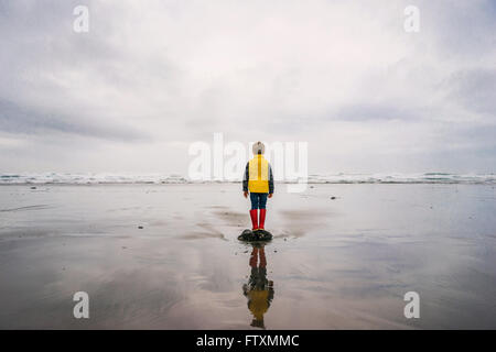 Junge auf einem Felsen am Meer Stockfoto