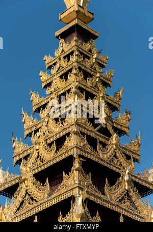 Detail der reich verzierte Dach, Shwedagon-Pagode, Yangon (Rangoon), Myanmar (Burma) Stockfoto