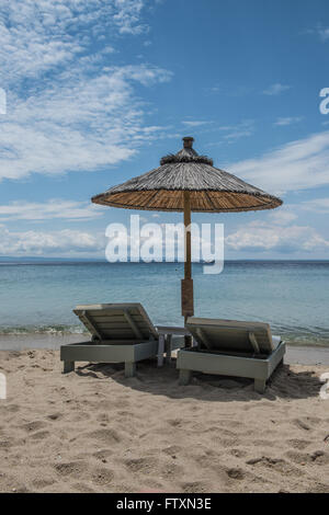 Sonnenschirm und liegen am Strand, Griechenland Stockfoto