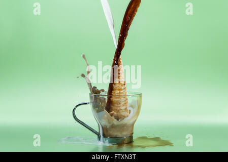 & Kaffee in eine Tasse gegossen Stockfoto