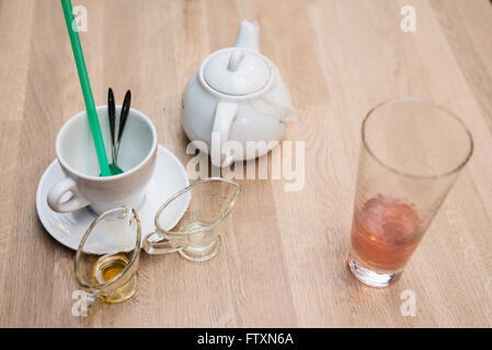 Tassen, Gläser und Krüge auf einem Tisch verwendet Stockfoto