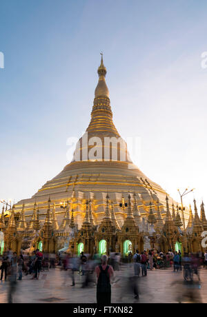 Scharen von Besuchern an der Shwedagon-Pagode in Yangon (Rangoon), Myanmar (Burma) Stockfoto