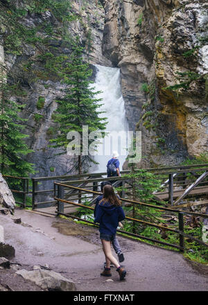 Drei Menschen nähert sich Johnston Canyon Lower Falls, Banff Nationalpark, Alberta, Kanada Stockfoto