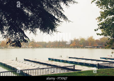 Boote vertäut am See, Parque del Retiro, Madrid, Spanien Stockfoto