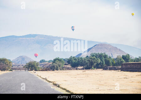 Heißluftballons fliegen über antiken Ruinen von Teotihuacan, Mexiko Stockfoto