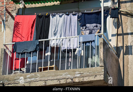 Trocknen frisch gewaschen Wäsche auf einer Wäscheleine draußen vor dem Fenster Stockfoto