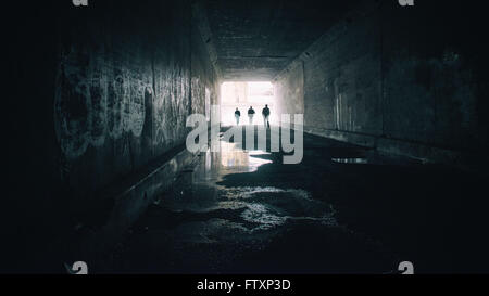 Silhouetten von drei Menschen im sechsten Street Tunnel, Los Angeles, Kalifornien, Amerika, USA Stockfoto