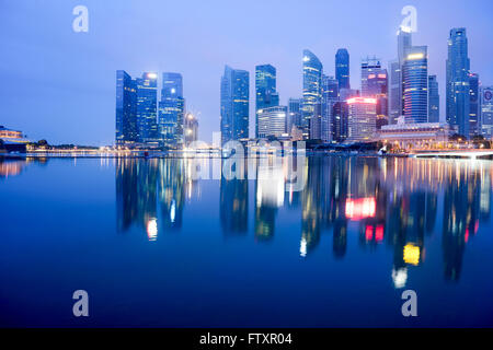 Singapore Central Business District in der Morgendämmerung Stockfoto