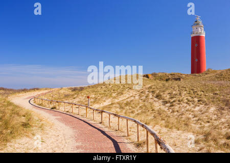 Ein Wanderweg führt bis zum Leuchtturm der Insel Texel in den Niederlanden an einem sonnigen Tag. Stockfoto