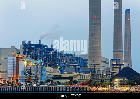 Kraftwerk-Industrie Gebäude, petrochemische Anlage mit vielen Rohre Stockfoto