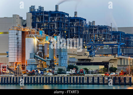 Kraftwerk-Industrie Gebäude, petrochemische Anlage mit vielen Rohre Stockfoto