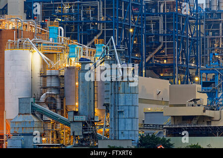 Kraftwerk-Industrie Gebäude, petrochemische Anlage mit vielen Rohre Stockfoto