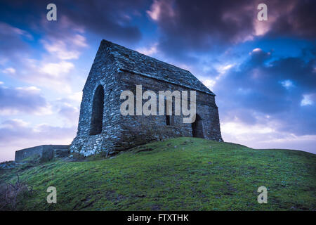 Rame Head einsame Kapelle in Cornwall, UK Zt dramatischen Sonnenuntergang Stockfoto