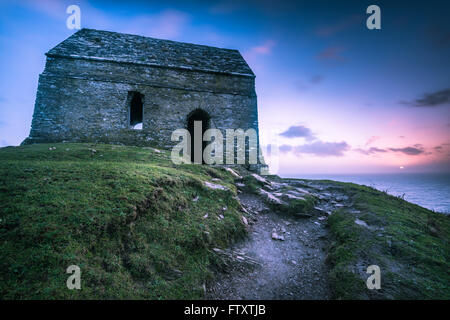 Einsame alte Kapelle an Cornwalls Küste, UK bei Sonnenuntergang Stockfoto