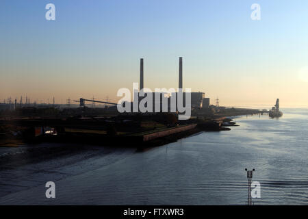 Tilbury Kohle-Kraftwerk auf der Themse bei Sonnenaufgang, Essex, UK Stockfoto