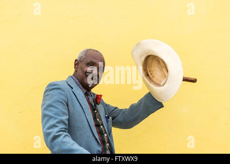 Havanna, Kuba - 27. September 2015: Traditionelle kubanische Mann große kubanische Zigarre rauchen auf gelbe Wand Hintergrund in Havanna, Kuba. Stockfoto