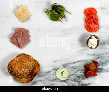 Draufsicht der Sandwich-Zutaten, Kreis auf weißem Marmor Stein bilden. Stockfoto