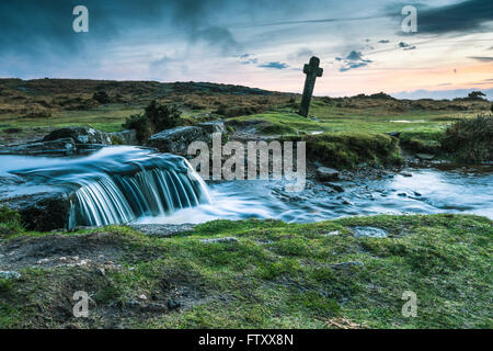 Alten windigen überqueren und wilden Bach in Dartmoor, Großbritannien bei Sonnenuntergang Stockfoto