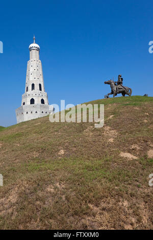 Das Baba Banda Singh Bahadur Denkmal erhebt sich über der Statue eines seiner Generäle in den Memorial Gardens in Punjab, Indien. Stockfoto