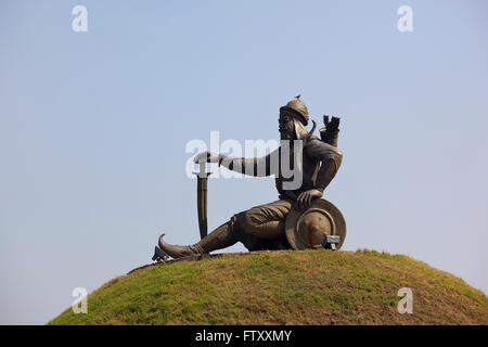 Eine Statue des Sikh Führers Baba Banda Singh Bahadur auf einem grasbewachsenen Hügel in den Memorial Gardens in der Nähe von Chandigarh, Punjab, Indien. Stockfoto