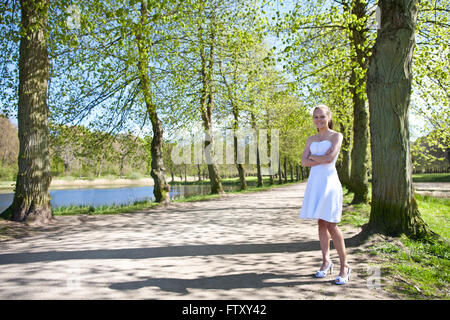 Mädchen am Tag der Bestätigung im Frühjahr in Dänemark Stockfoto