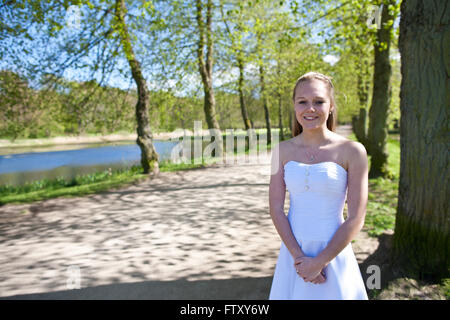 Mädchen am Tag der Bestätigung im Frühjahr in Dänemark Stockfoto