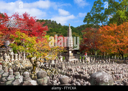 Kyoto, Japan im Adashino Nenbutsu-Ji Tempel im Herbst. Stockfoto