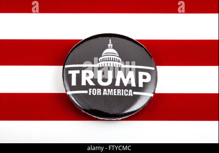 Ein Trumpf 2016 Pin Abzeichen über die US-Flagge als Symbol Donald Trump-Kampagne, der nächste Präsident der USA zu werden. Stockfoto