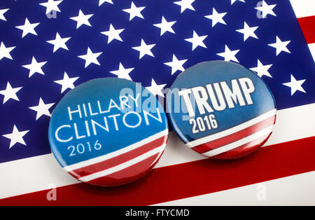 Hillary Clinton und Donald Trump pin Abzeichen über die amerikanische Flagge als Symbol für den Kampf um die nächste US-Präsident zu werden. Stockfoto