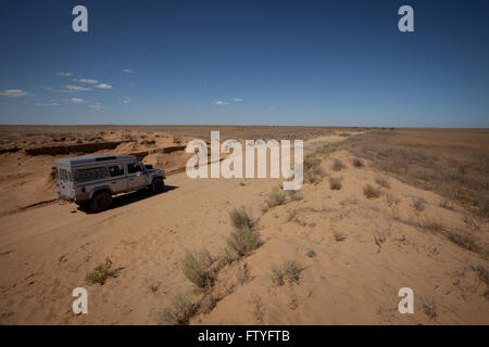 Kirgisistan, Kirgistan, Asien, einsame Reise, 4WD, Verteidiger in der Steppe unterwegs Stockfoto