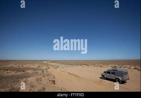 Kirgisistan, Kirgistan, Asien, einsame Reise, 4WD, Verteidiger in der Steppe unterwegs Stockfoto