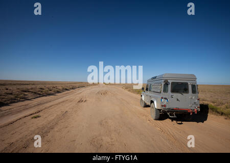 Kirgisistan, Kirgistan, Asien, einsame Reise, 4WD, Verteidiger in der Steppe unterwegs Stockfoto