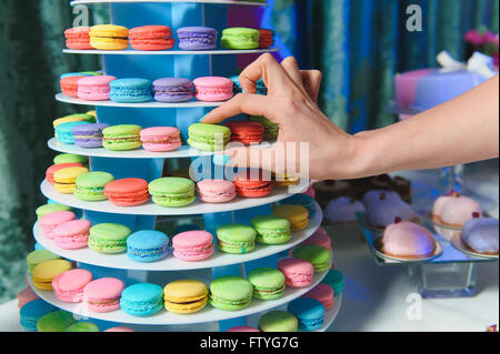 bunte Macarons in einem Turm Stockfoto