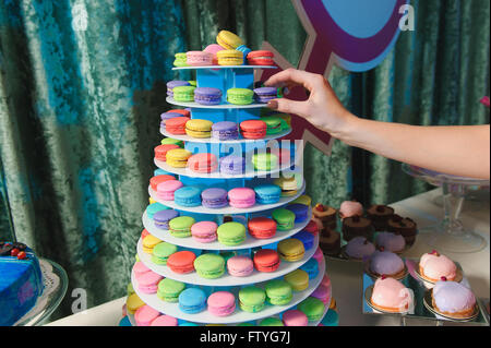 bunte Macarons in einem Turm Stockfoto