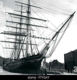 1950er Jahre historische Ansicht der berühmten Großsegler, der Cutty Sark, der letzte der Tee-Klipper vertäut in Greenwich, London. Stockfoto