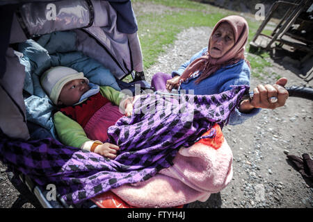 Kasachstan, Kasachstan, eine Großmutter und Baby im Wagen. Stockfoto