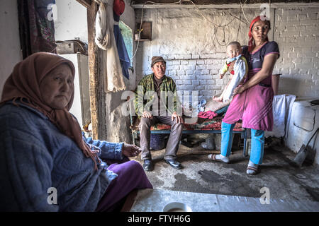 Kasachstan, Kasachstan, eine Familie zu Hause. Stockfoto