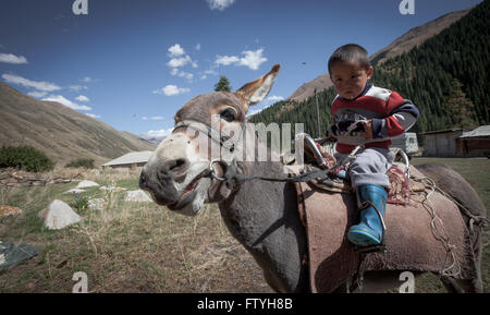 ein kleiner Junge, einen Esel in das Tal fahren. Stockfoto