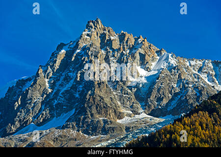 Felsmassiv der Aiguille du Midi Spitze mit oberen Seilbahnstation, Chamonix, Haute Savoie, Frankreich Stockfoto
