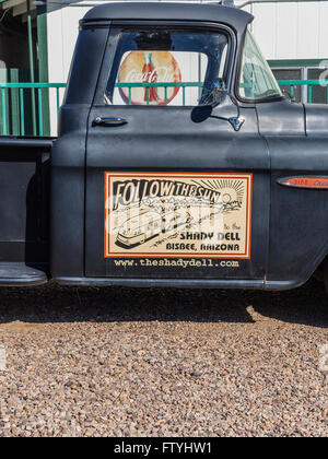 Pickup-Truck für Shady Dell Trailer Park, Bisbee, AZ geparkt in der Hauptniederlassung. Stockfoto