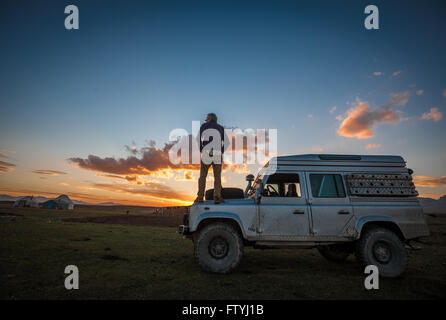 Kirgisistan, Kirgistan, Asien, einsam reisen, 4WD, Verteidiger in der Steppe bei Sonnenuntergang. Stockfoto