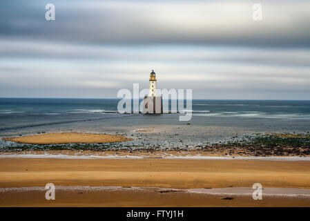 Rattray Head Leuchtturm an der nördlichen Ostküste Schottlands, Vereinigtes Königreich. Langzeitbelichtung. Stockfoto