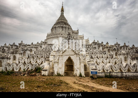 Historischen weißen Pagode von Hsinbyume, auch bekannt als Mya Thein Dan Pagode in Mingun, Myanmar Stockfoto