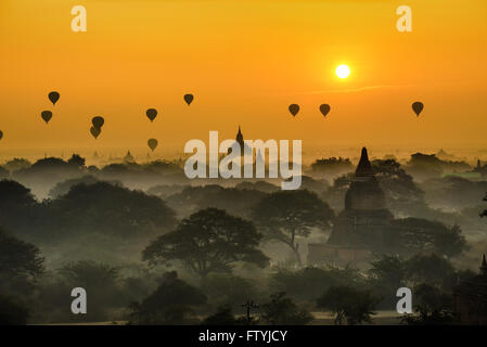 Malerischen Sonnenaufgang mit vielen Heißluftballons über Bagan in Myanmar. Bagan ist eine alte Stadt mit Tausenden von historischen buddhistischen t Stockfoto