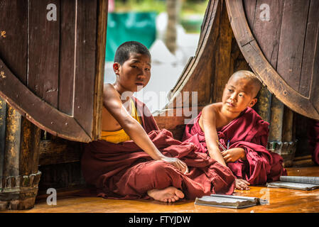 Südostasiatische Kindermönche lernen in Shwe Yan Phe Kloster. Stockfoto