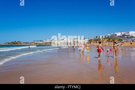 Portugal, Algarve, Faro Albufeira, Stadtteil Bairro Dos Pescadores, Blick auf Praia Inatel Stockfoto